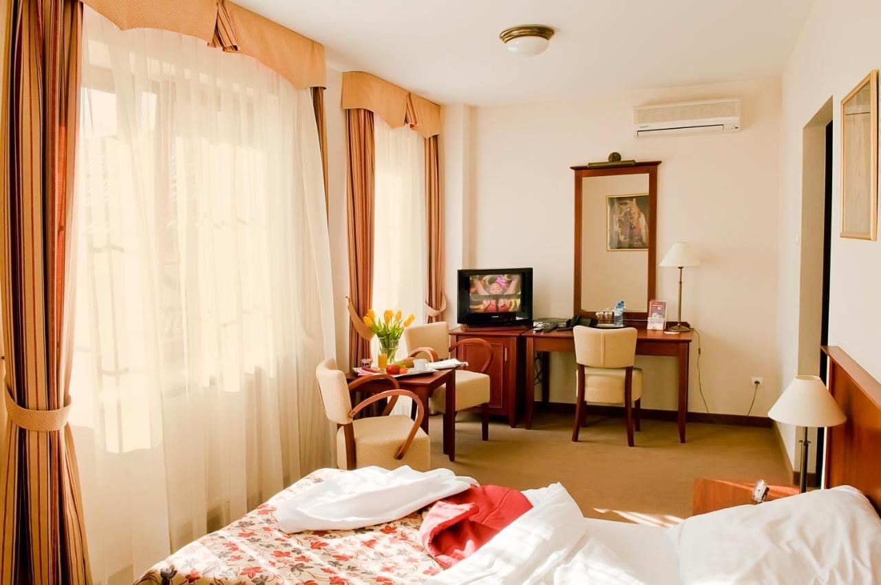 סקירנוויצה Hotel Dworek*** מראה חיצוני תמונה