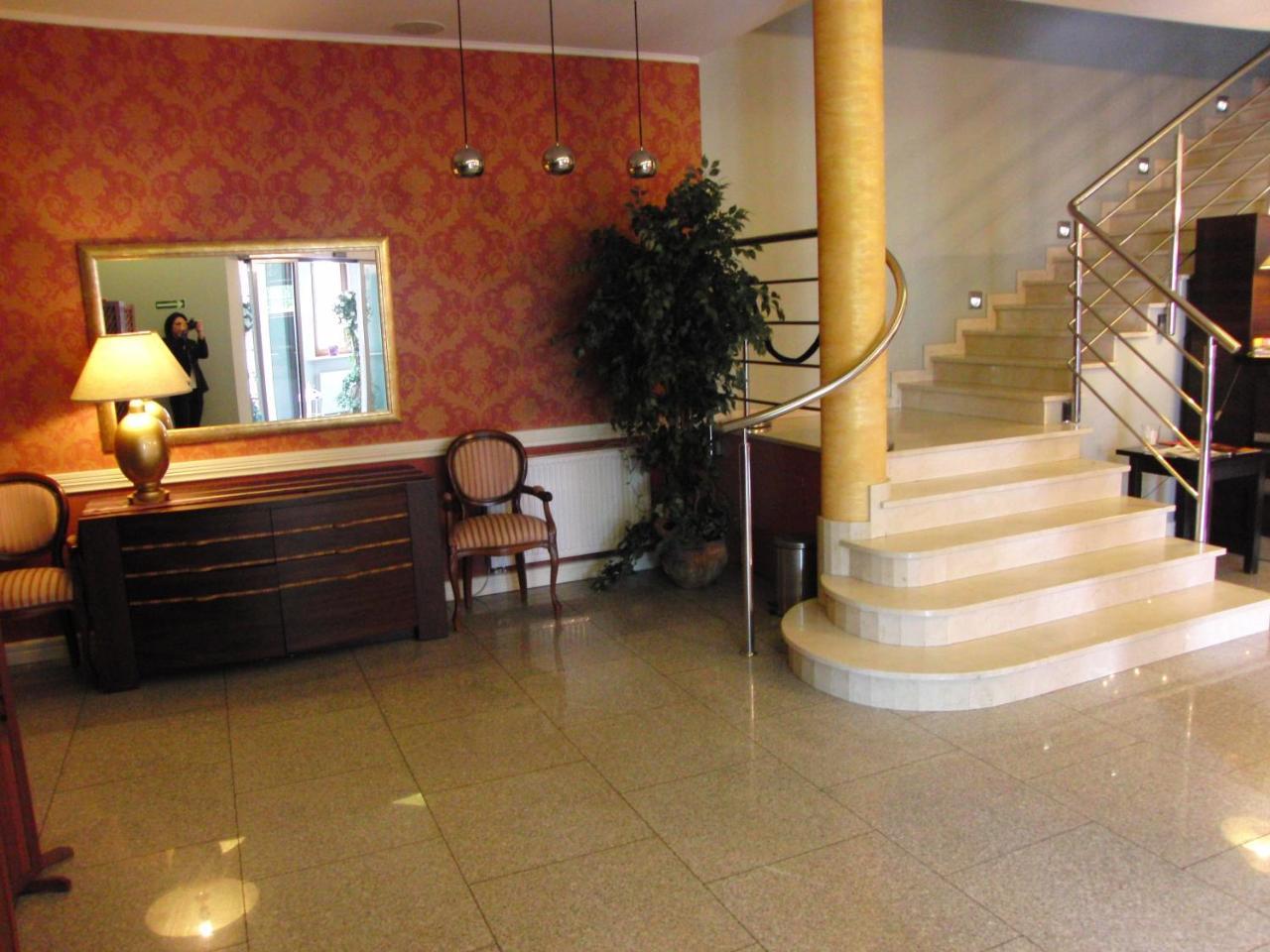 סקירנוויצה Hotel Dworek*** מראה חיצוני תמונה