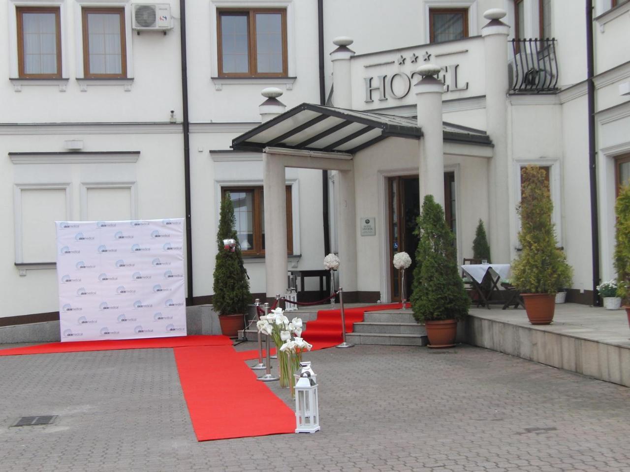 סקירנוויצה Hotel Dworek*** מראה חיצוני תמונה