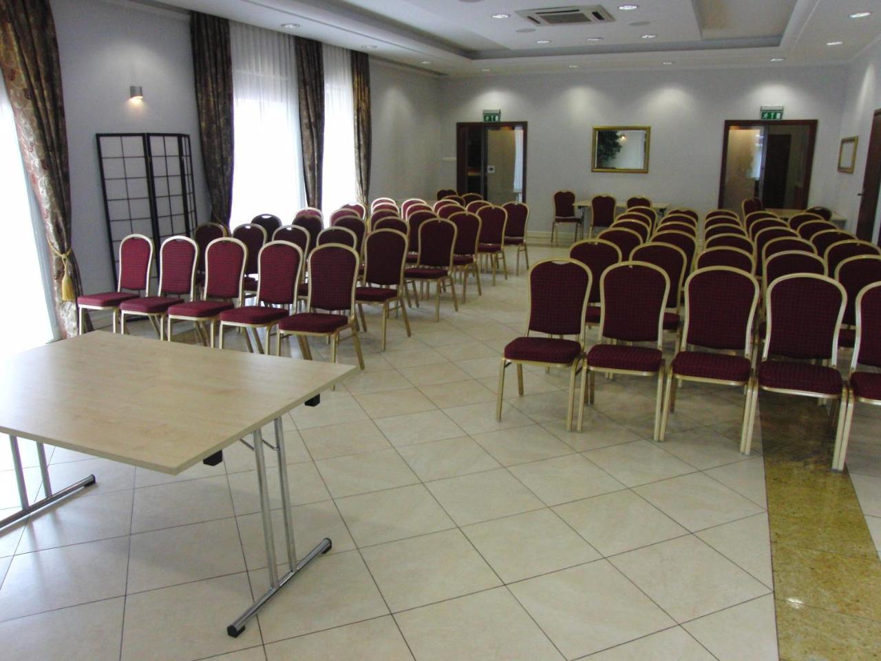 סקירנוויצה Hotel Dworek*** מראה חיצוני תמונה