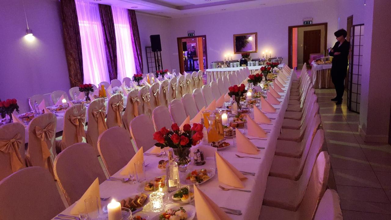 סקירנוויצה Hotel Dworek*** מראה חיצוני תמונה