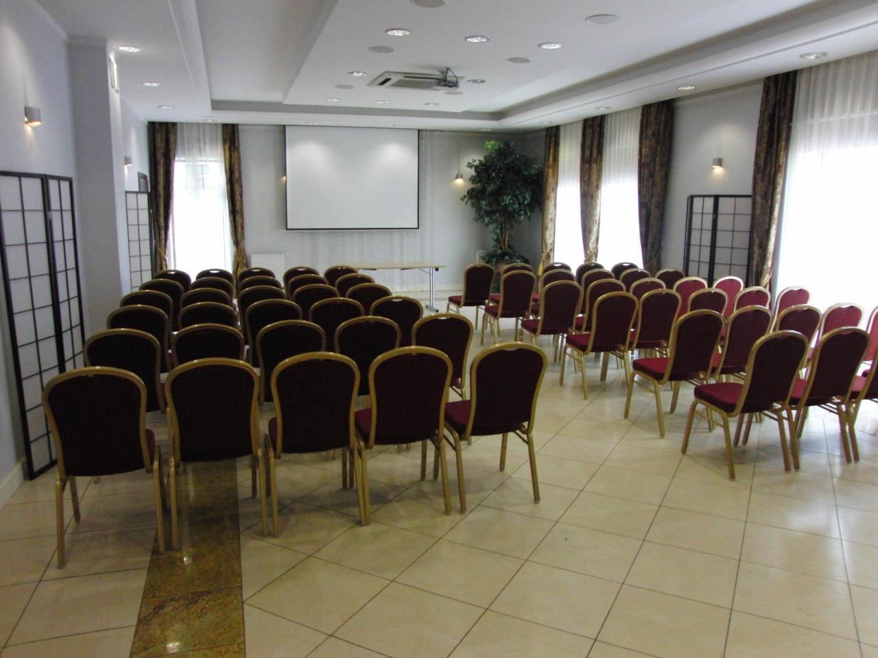 סקירנוויצה Hotel Dworek*** מראה חיצוני תמונה