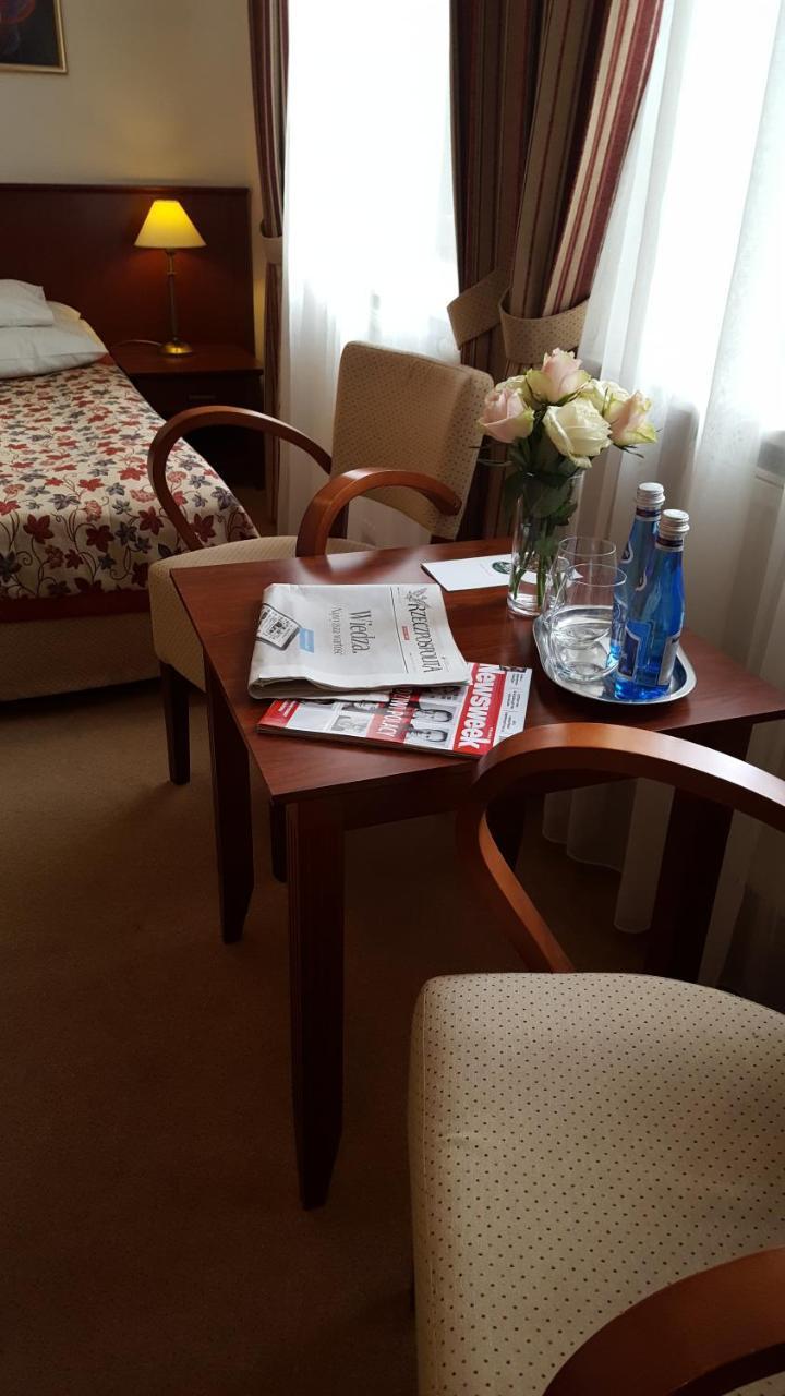 סקירנוויצה Hotel Dworek*** מראה חיצוני תמונה