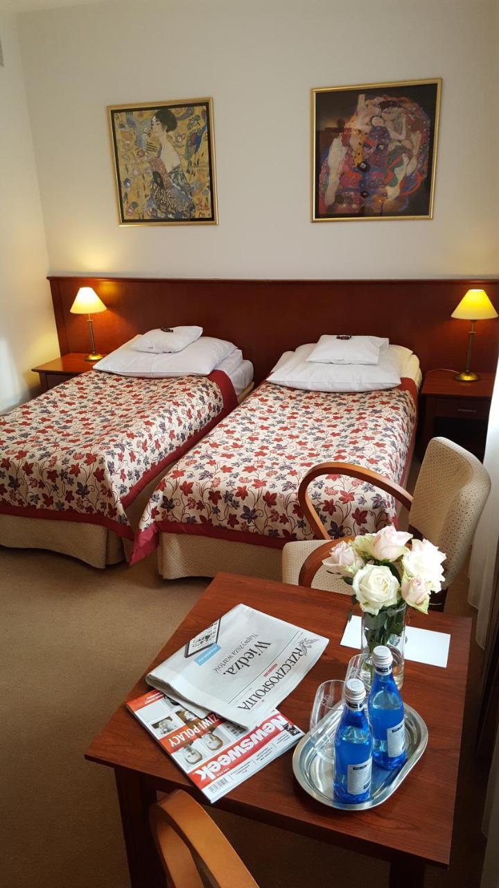 סקירנוויצה Hotel Dworek*** מראה חיצוני תמונה
