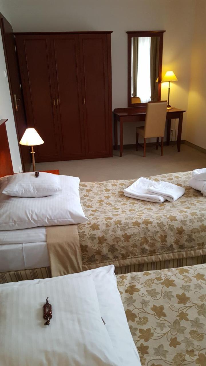 סקירנוויצה Hotel Dworek*** מראה חיצוני תמונה