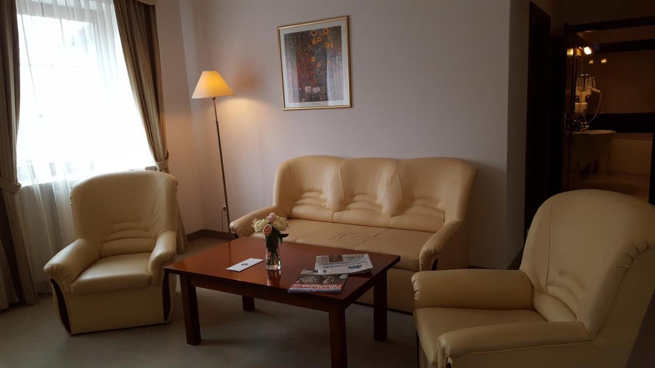 סקירנוויצה Hotel Dworek*** מראה חיצוני תמונה