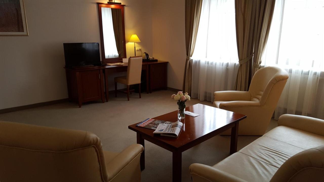 סקירנוויצה Hotel Dworek*** מראה חיצוני תמונה