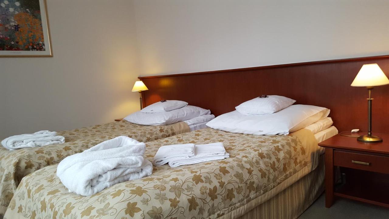 סקירנוויצה Hotel Dworek*** מראה חיצוני תמונה