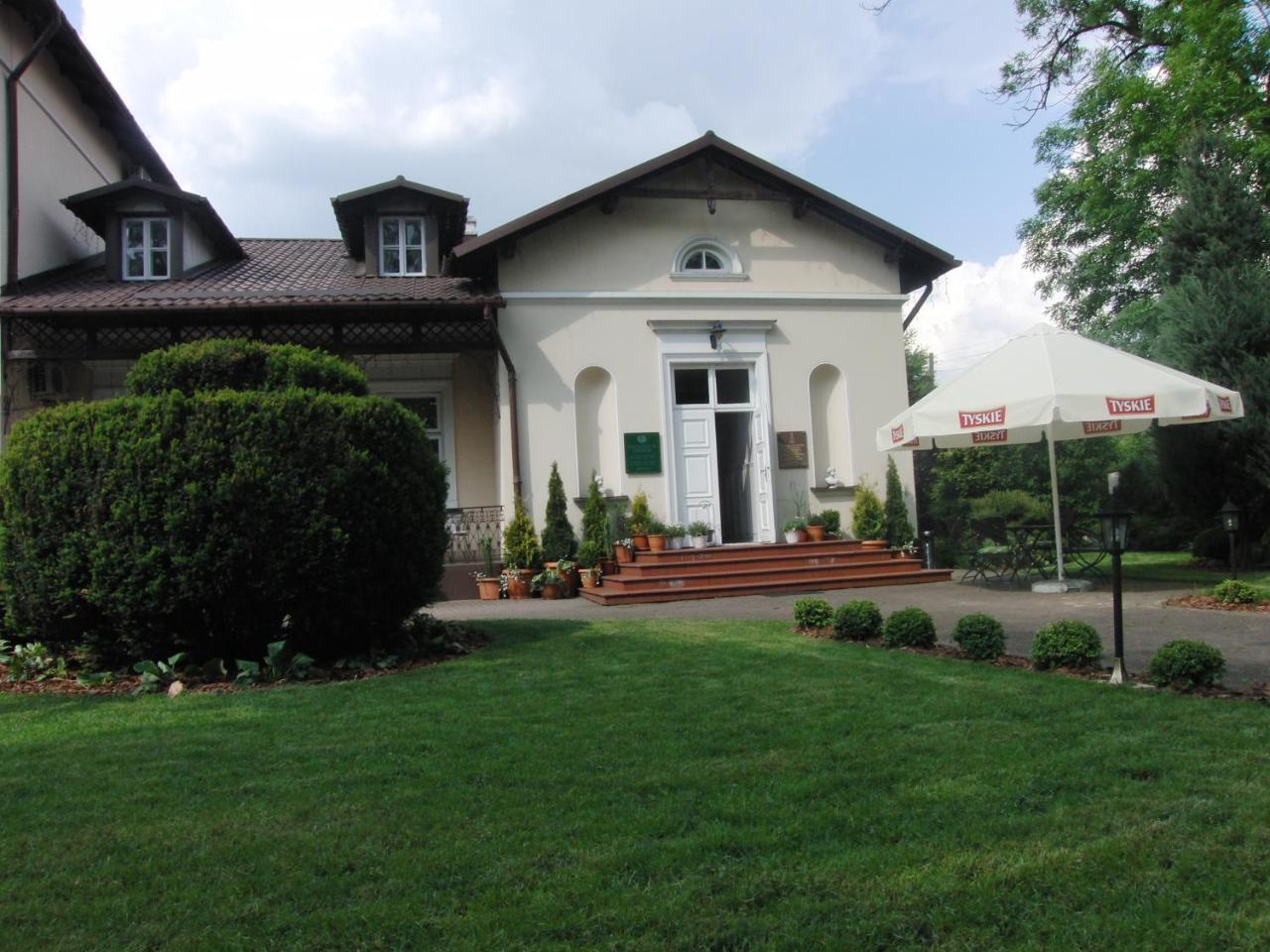סקירנוויצה Hotel Dworek*** מראה חיצוני תמונה