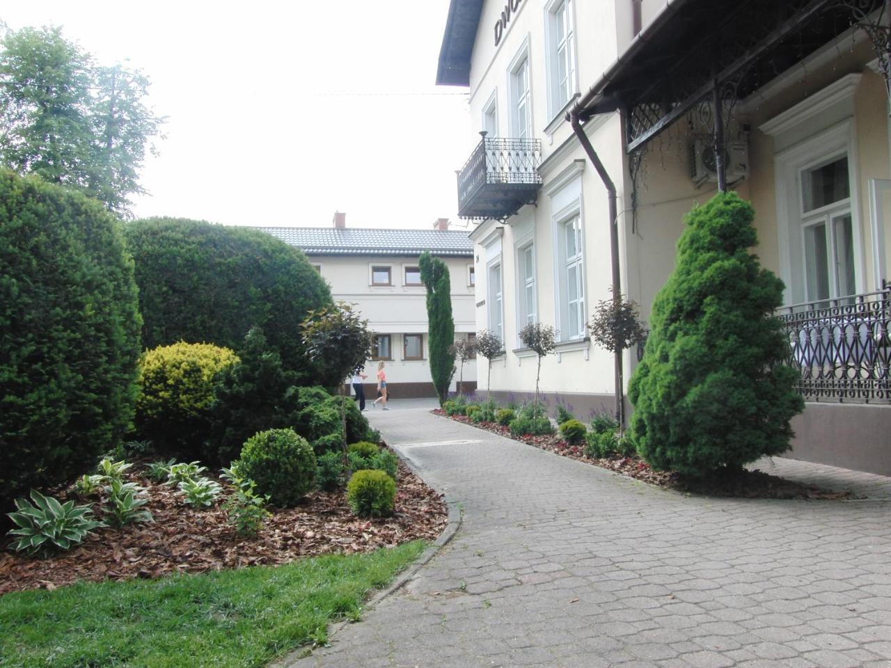 סקירנוויצה Hotel Dworek*** מראה חיצוני תמונה